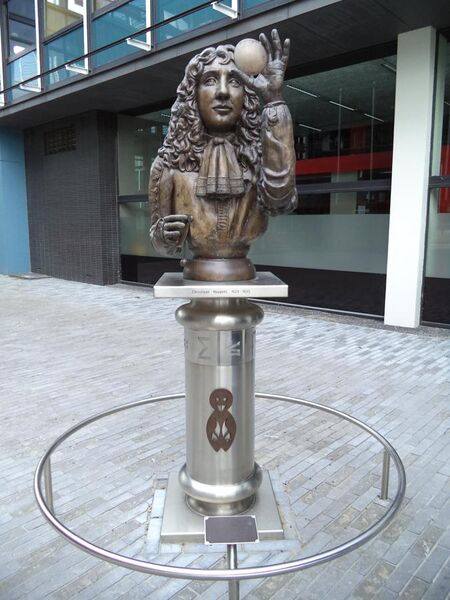 File:Christiaan Huygens Statue Delft 1.jpg