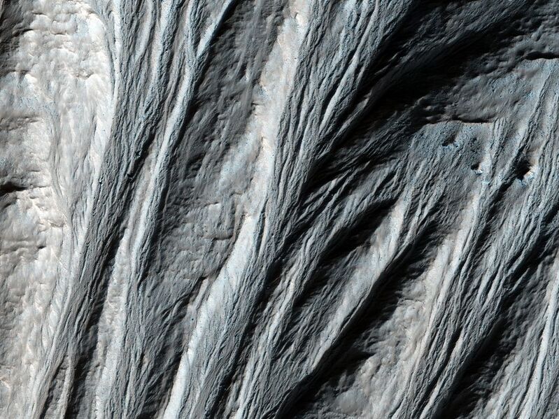 File:Gullies in the southern highlands of Mars.jpg