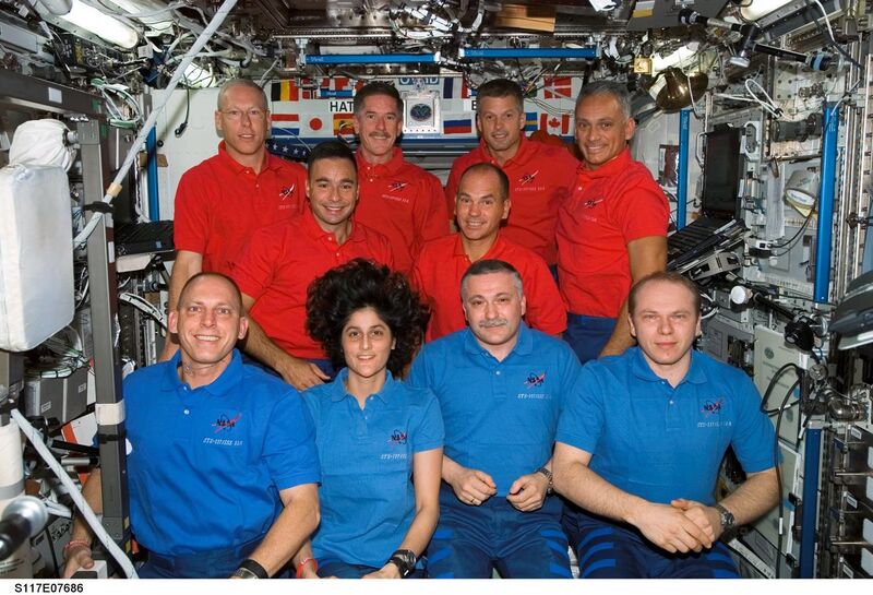 File:STS-117 Crew Press Photo.jpg