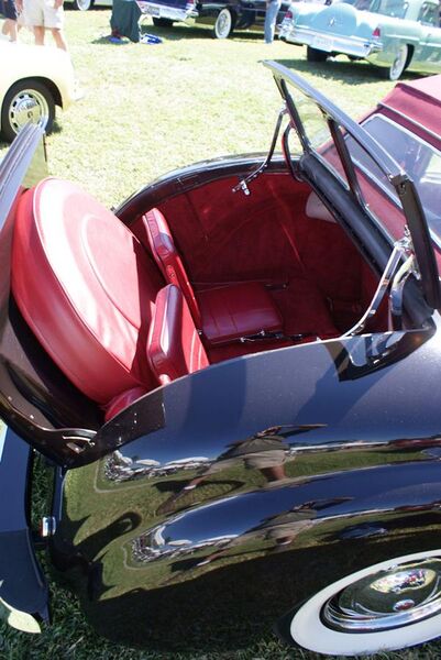 File:Triumph 1800 1948 Roadster Rumble Seat tall Lake Mirror Cassic 16Oct2010 (14690506909).jpg