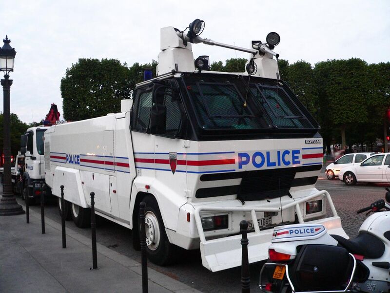 File:Camion canon à eau Police-CRS à Paris - 2.jpg