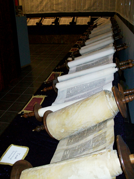 File:Entire Tanakh scroll set.png