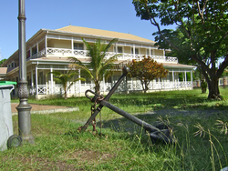 Exterior view of Bernheim Library, Nouméa.png