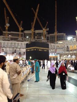 Kaaba during expansion in 2013.jpg