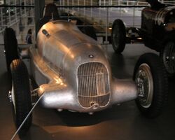 Mercedes Silberpfeil-W25 1934 Vorderansicht.jpg