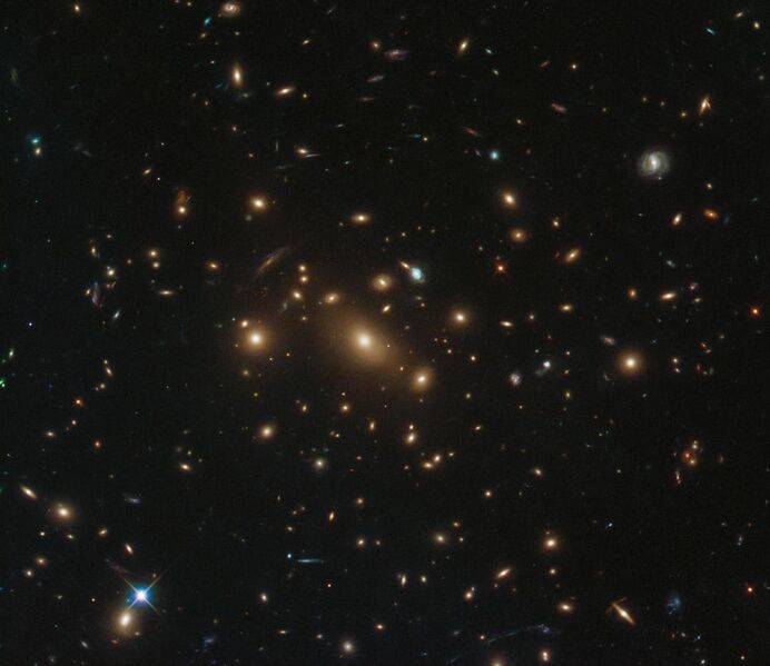 File:One galaxy, three supernovae RXC J0949.8+1707.jpg