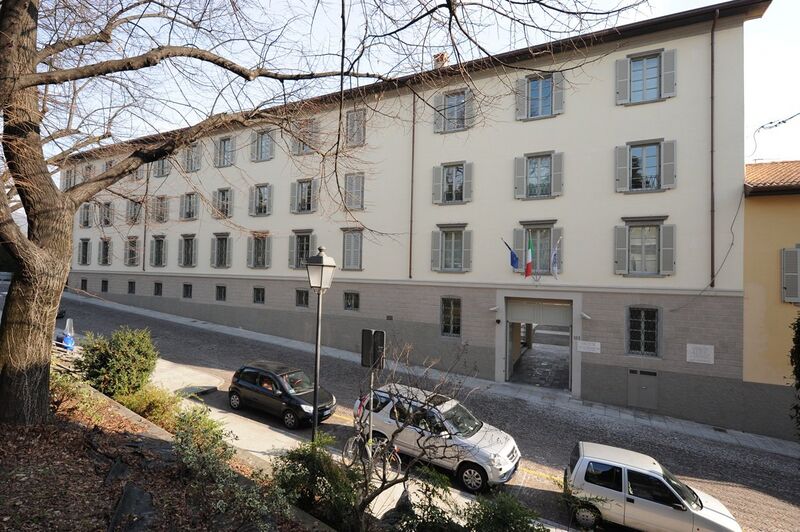 File:Bergamo. Dipartimento di Lettere e Filosofia. Ex Collegio Baroni, veduta esterna.jpg