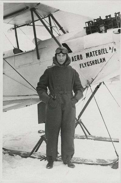 File:Miss Prim with aeroplane at the flight school Aero Material in Stockholm, Sweden.jpg