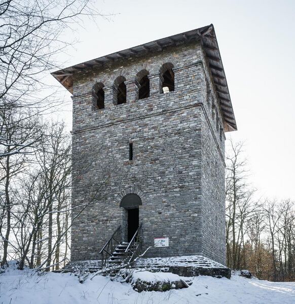File:Römerturm, Auf dem Gaulskopf.jpg