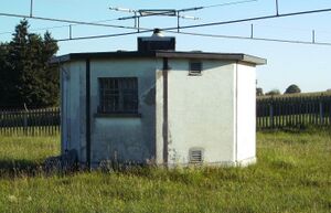 Antenna tuning hut