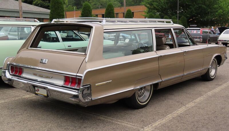 File:1965 Chrysler New Yorker wagon, rear right (ISWC meet, July 15, 2023).jpg