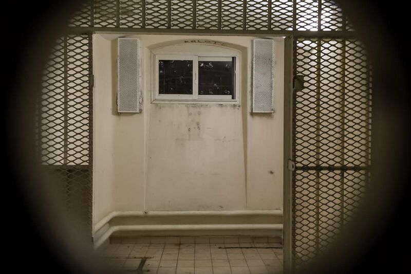 File:Cellule du quartier d'isolement de la prison Jacques-Cartier, à travers le judas, Rennes, France.jpg