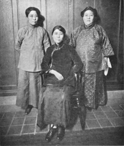 Dr. Li Bi Leu, Dr. Dau Se Zals, Dr. Ida Kahn (l-r; 1919).png