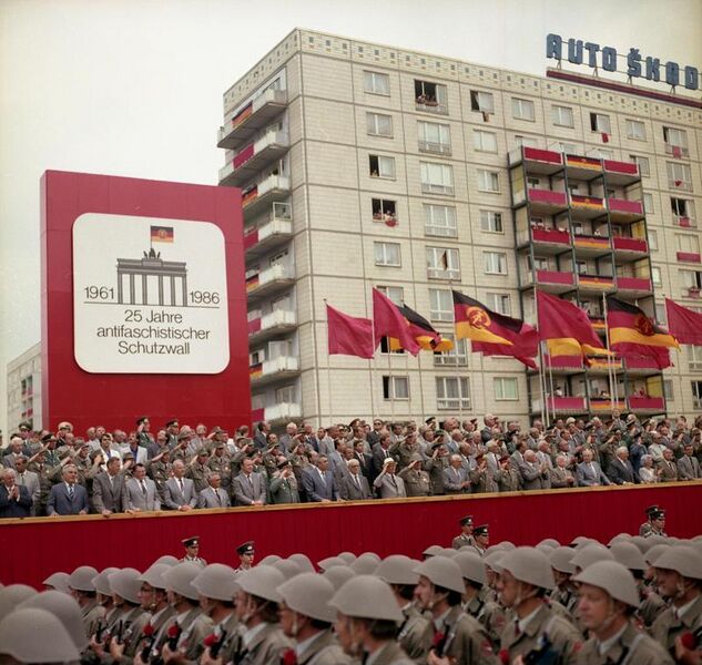 File:Bundesarchiv Bild 183-1986-0813-460, Berlin, Parade von Kampfgruppen zum Mauerbau.jpg