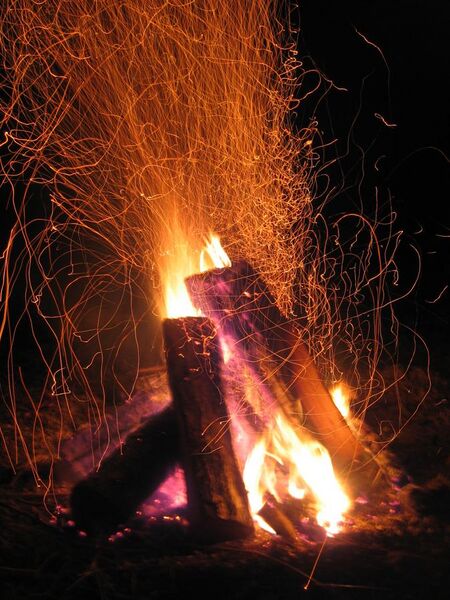 File:Campfire in Tennessee.JPG