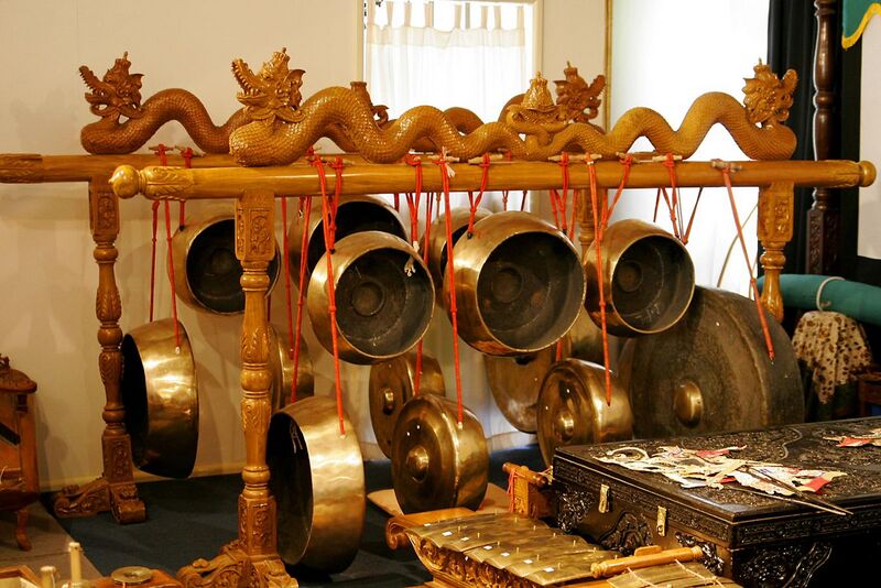 File:Traditional indonesian instruments04.jpg