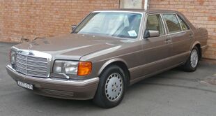 1987-1991 Mercedes-Benz 300 SEL (V 126) sedan (2010-04-03) 02.jpg