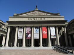 2016 fachada columnas Teatro Solís de Montevideo.jpg