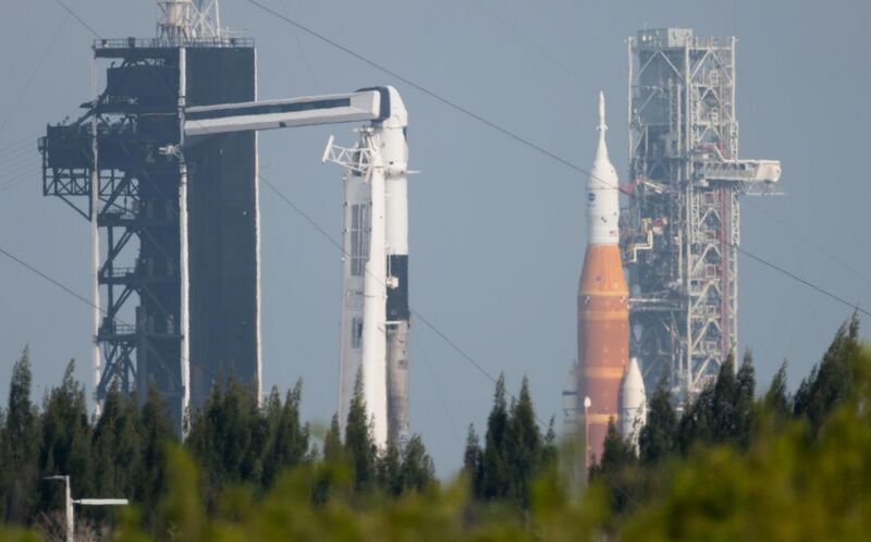 File:NASA’s SLS and SpaceX’s Falcon 9 at Launch Complex 39A & 39B (NHQ202204060003).jpg