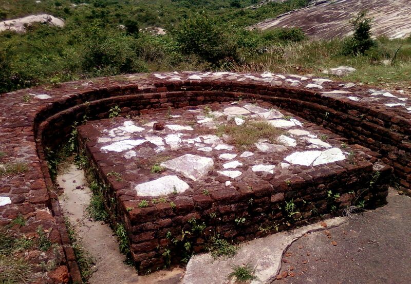 File:Remnants of a Square stupa on Ghanikonda 01.jpg