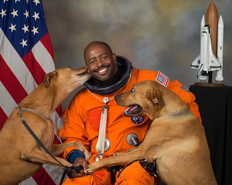 File:NASA astronaut Leland D. Melvin with his dogs Jake and Scout.jpg