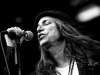 Patti Smith performing with an SM58 in Finland