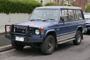 1990 Mitsubishi Pajero (NG) Superwagon V6 wagon (2015-07-24) 01.jpg