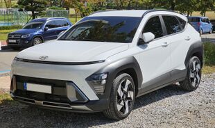 Hyundai Kona Inspiration SX2 Atlas White (3) (cropped).jpg