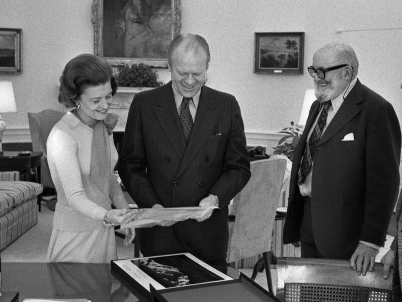 File:President Gerald R. Ford and First Lady Betty Ford Looking at Photographs in the Oval Office with Ansel Adams.jpg