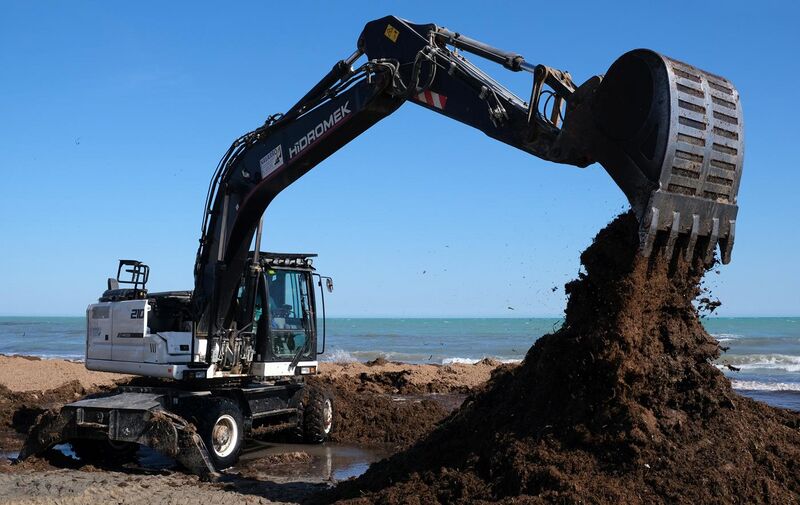 File:Excavator Postiguet Beach 2.jpg