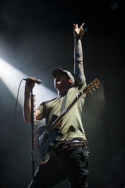 Tom DeLonge 2013.jpg