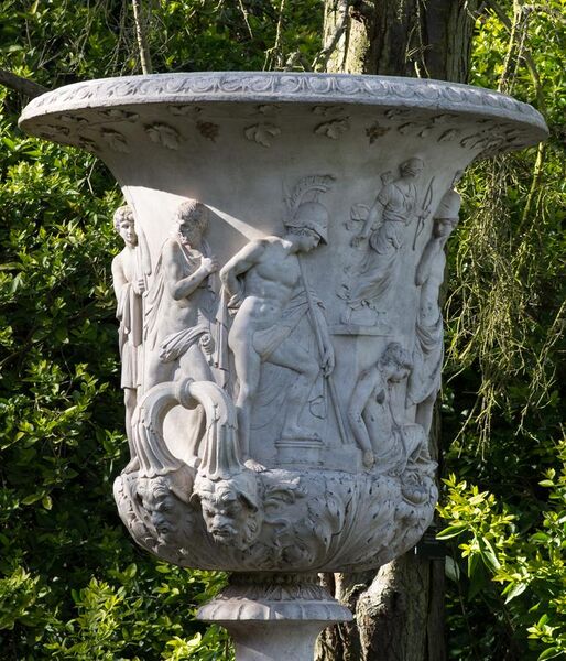 File:Vase Médicis - copie à Kew Gardens (cropped).jpg