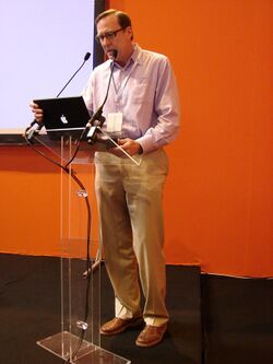 2010 linux-solutions Microsoft speaker Tom Hanrahan at Paris France.JPG