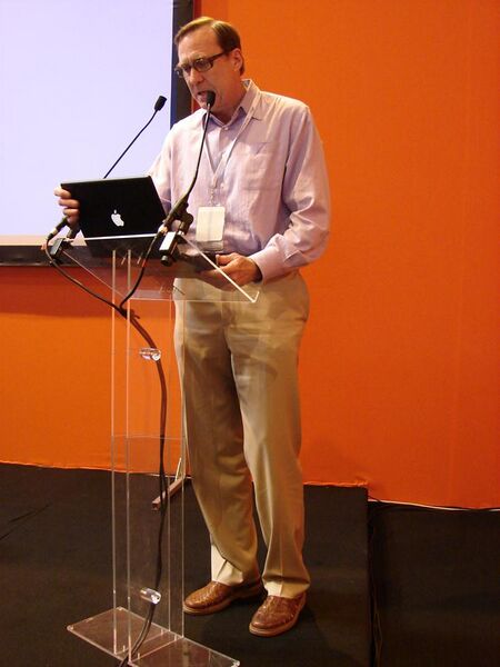 File:2010 linux-solutions Microsoft speaker Tom Hanrahan at Paris France.JPG