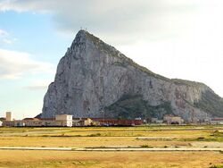 Peñón de Gibraltar desde España.jpg