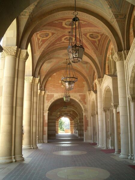 File:Royce Hall, vaulted arches, exterior, UCLA.jpg