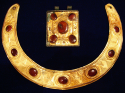 Samartian-Persian necklace and amulet.png
