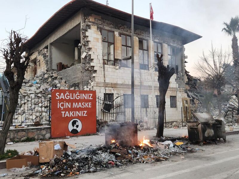 File:A damaged building in Antakya.jpg