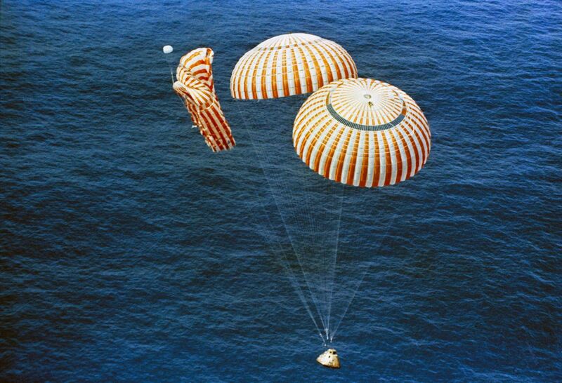 File:Apollo 15 descends to splashdown.jpg