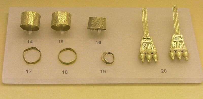 File:Early Geometric Jewelry from the Areopagus of Athens. Ancient Agora Museum of Athens.jpg