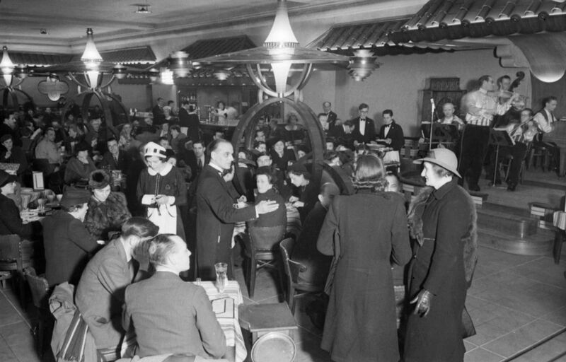 File:A busy scene at Lyons Corner House Brasserie, Coventry Street, London, 1942. D6570.jpg
