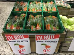 Meny supermarket grocery store Tønsberg Norway carrots gulrøtter tilbud plakat 2017-09-20 01.jpg