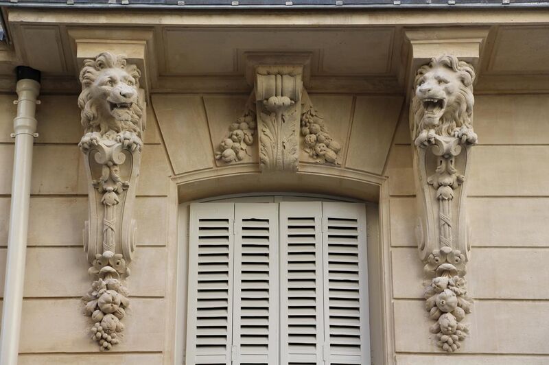 File:Rue des Saints-Pères Lions ornaments on an eclectic building, 28 April 2015.jpg