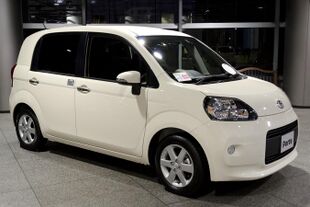 2012 Toyota Porte 01.jpg