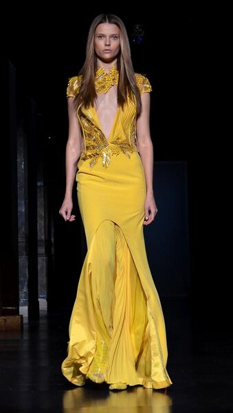 File:Basil Soda Yellow Dress - Paris Haute Couture Spring-Summer 2012.jpg