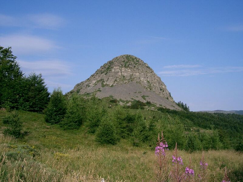 File:Mont Gerbier de Jonc (en venant de St Martial au nord-est).JPG
