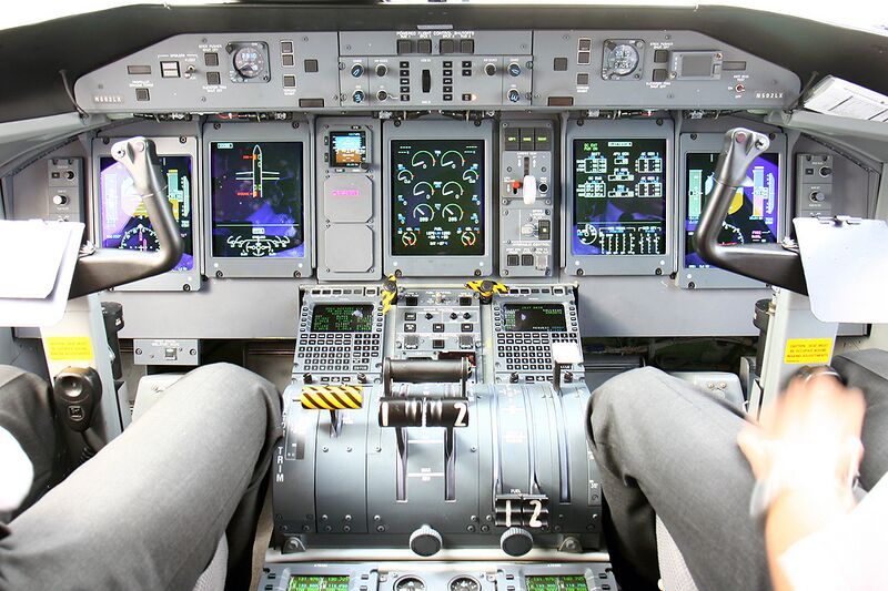 File:Q400 flight deck.jpg