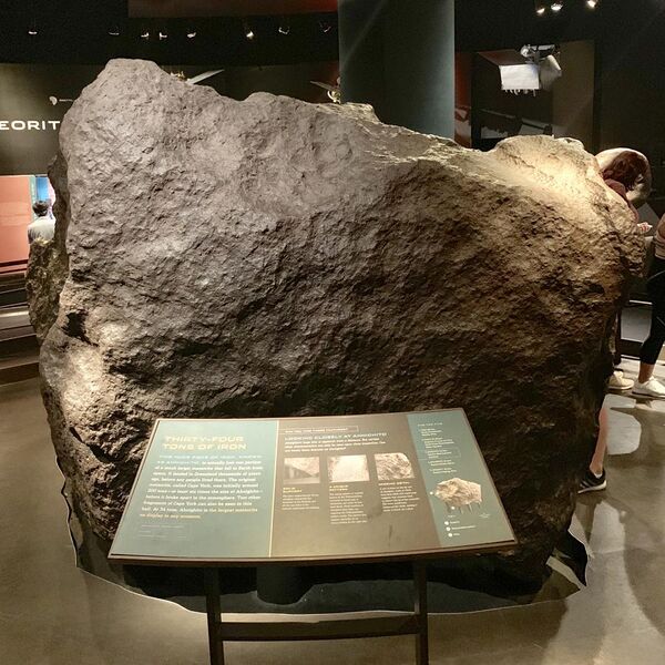 File:Ahnighito AMNH, 34 tons meteorite.jpg