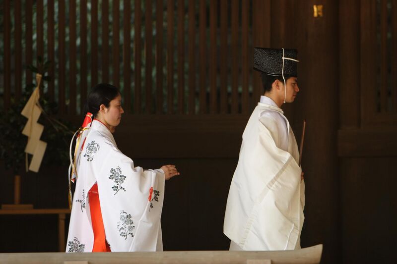 File:Kannushi and miko at the Meiji Shrine, Tokyo.jpg