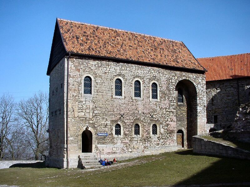 File:Lohra Burg Doppelkapelle.JPG